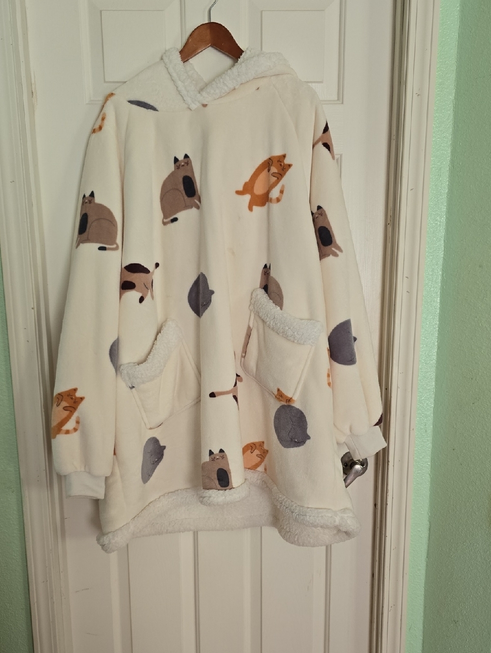 Cozy Cream Cat Print Hooded Wearable Blanket